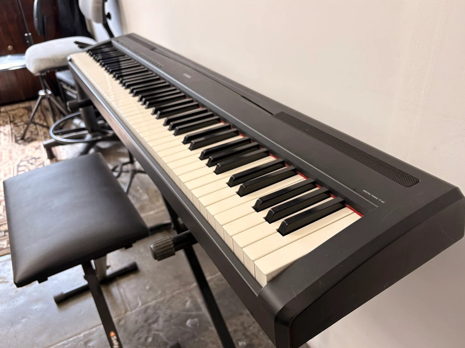 Detalhe do piano digital e do banco na Garage hoje.