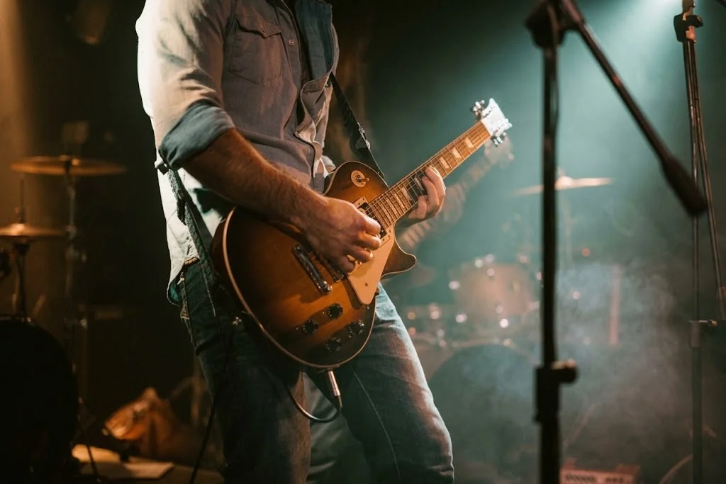 Guitarrista tocando ao vivo no palco