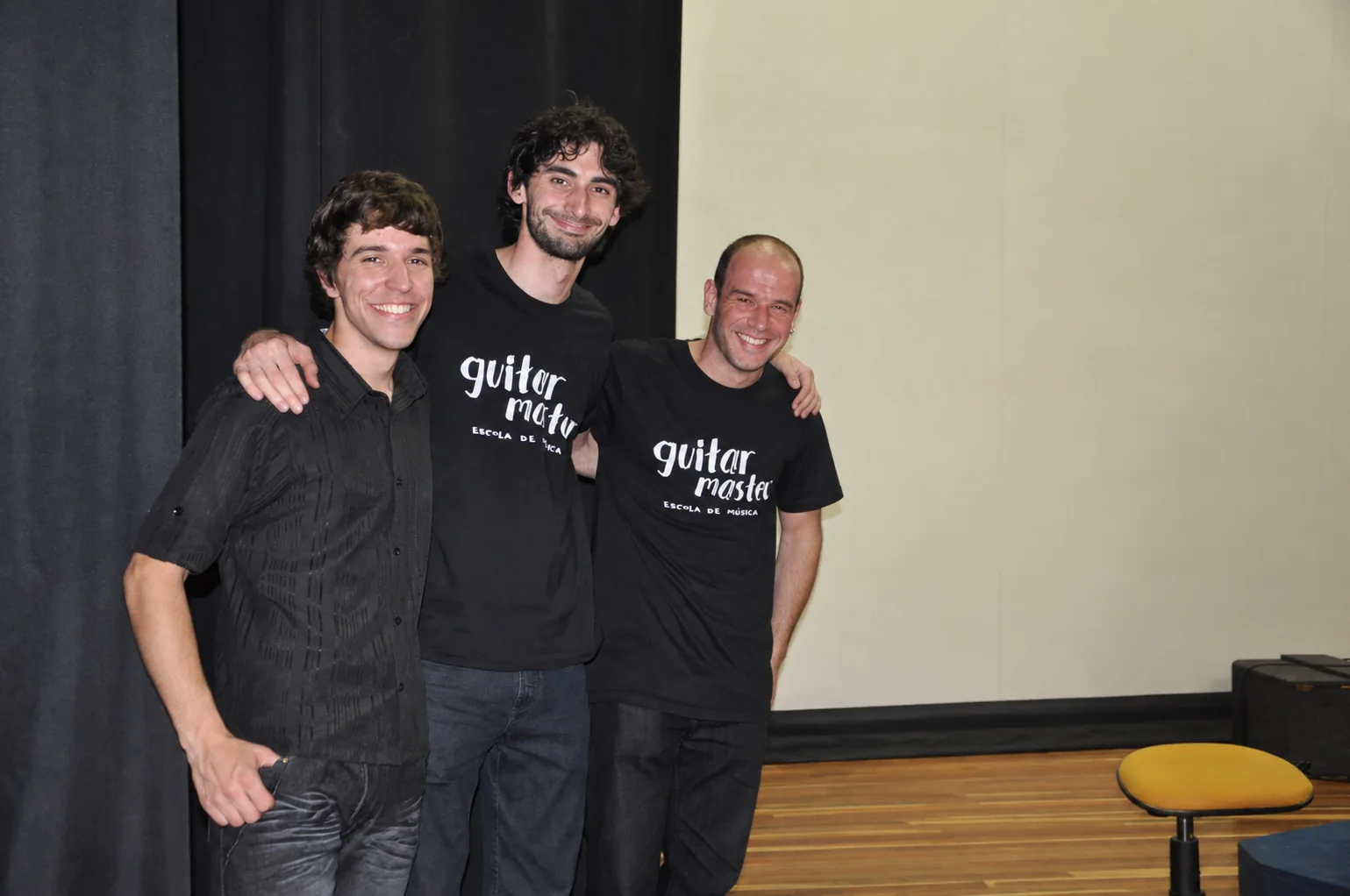 Três professores juntos em um registro dos primeiros projetos musicais.