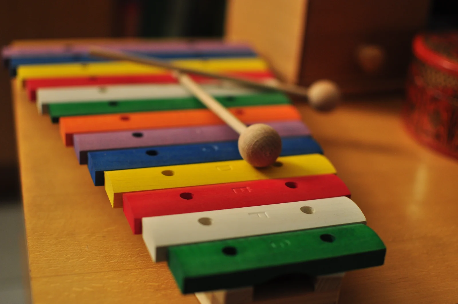 Instrumento infantil de madeira para musicalização