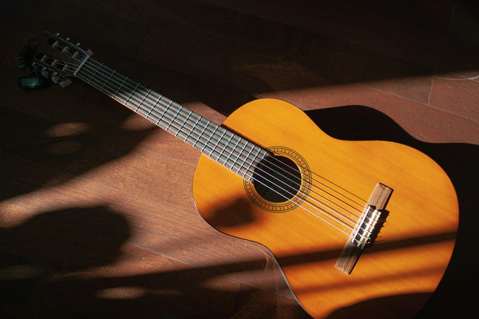 Detalhe de violão clássico e brasileiro
